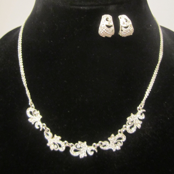 Rhinestone Silvertone Necklace Earrings Set EUC - Picture 2 of 7